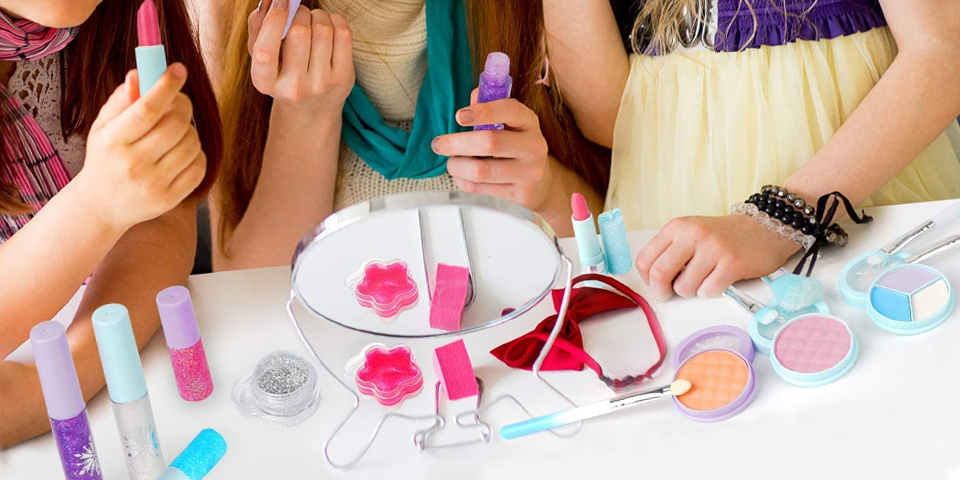Сяйні іграшки, косметика і набори для дівчаток